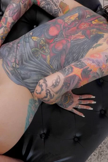 Татуированная девушка Рокки Эмерсон занимается сексом от первого лица с длинным пенисом