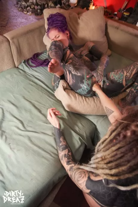 Сильно татуированная девушка получает удар кулаком в свой зияющий анус от своего любовника