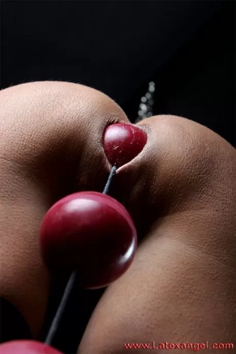 Сдержанная брюнетка пускает слюни, пока мяч с кляпом во рту выскакивает из анальных шариков