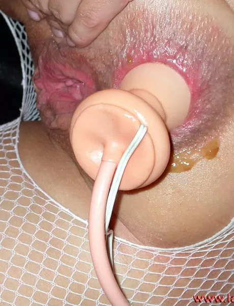 Девушка-одиночка растягивает свою попку надувной анальной пробкой