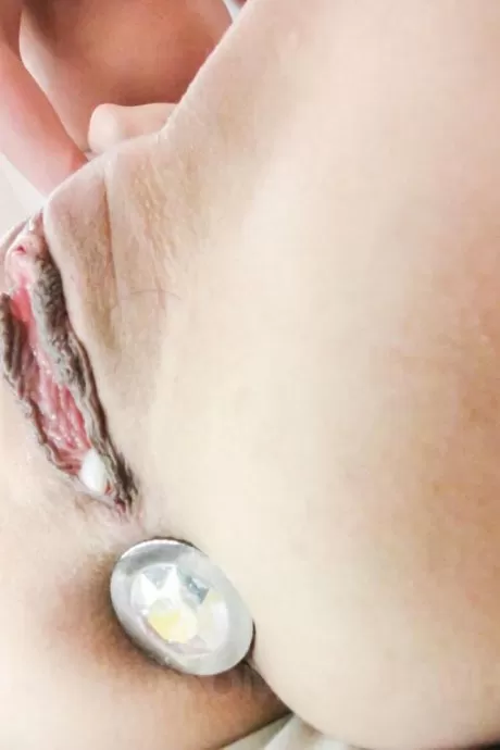 Рика Минамино засунула нос в садистский крючок и засунула вибратор в жопу