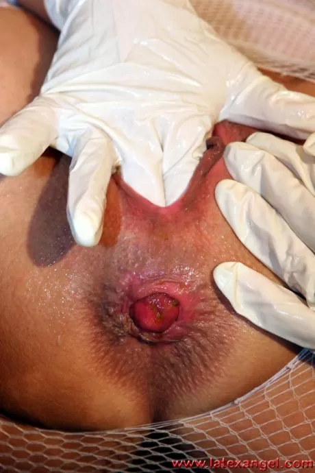 Возбужденная рыжая с опущенной жопой засовывает большой фаллоимитатор в свою пизду